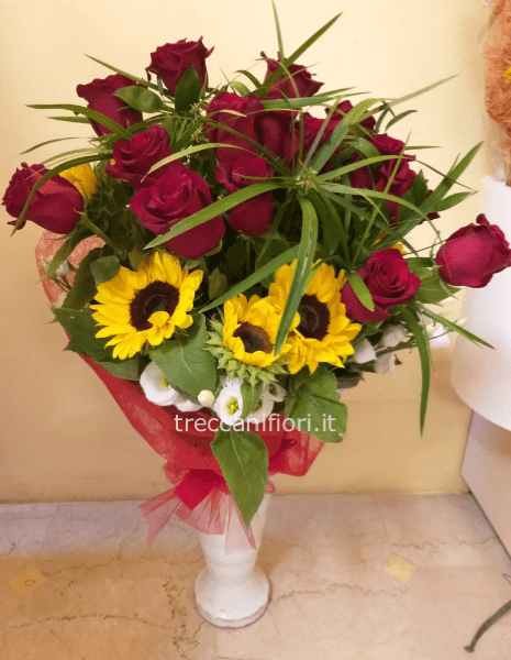 Mazzo di girasoli e rose rosse