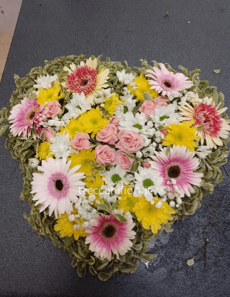 Cuore di fiori freschi, colori assortiti.