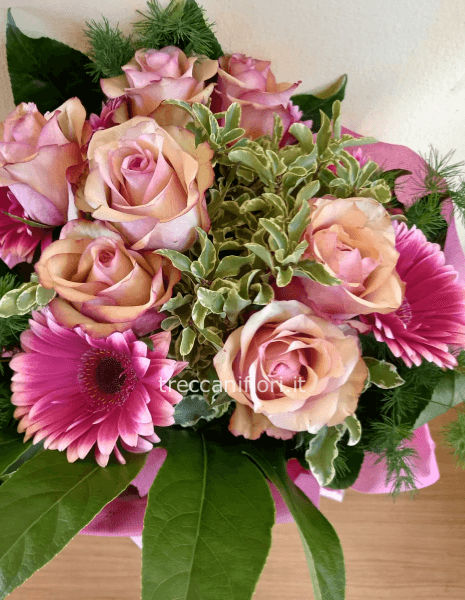 Bouquet di fiori freschi, gerbere e rose colore rosa.