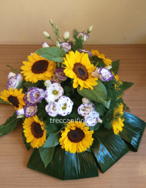Composizione centrotavola con 9 girasoli e lisianthus
