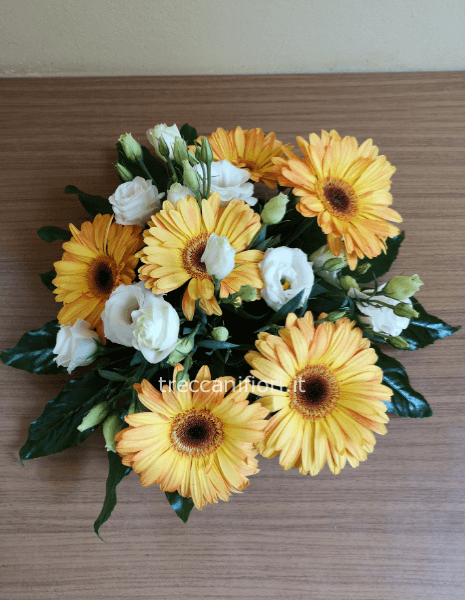 Centrotavola composto da lisianthus gerbere e verde pregiato.