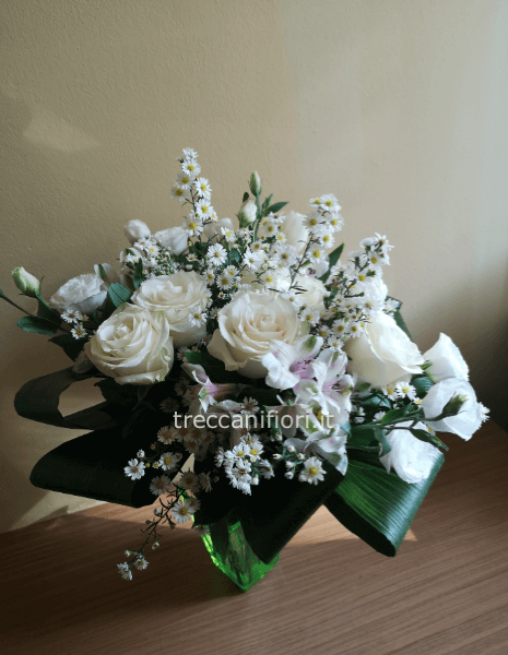 Bouquet di rose bianche confezionato.