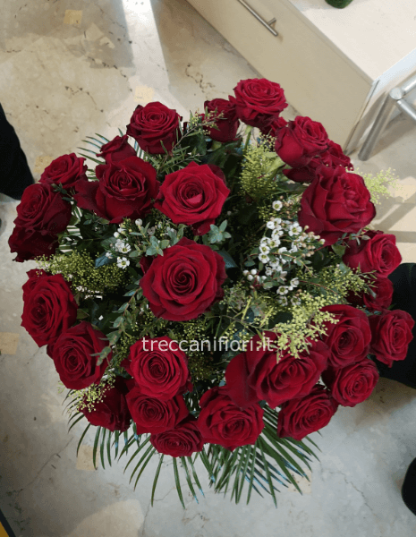 Bouquet di 12 rose rosse con verdi vari