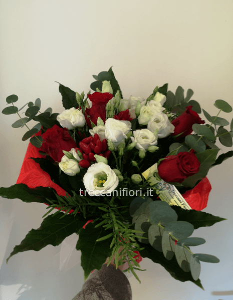 Bouquet di rose rosse e lisianthus.
