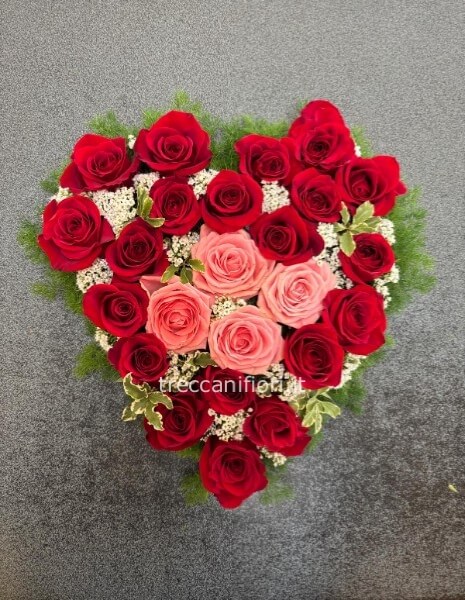 Composizione con cuore di rose bicolor