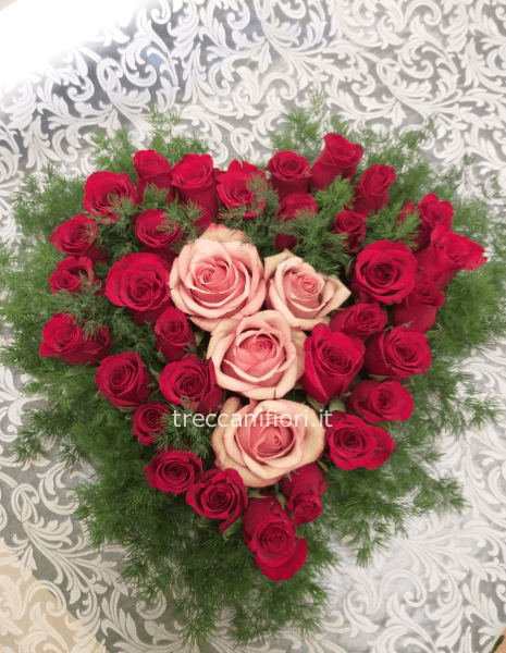 Composizione con cuore di rose bicolor