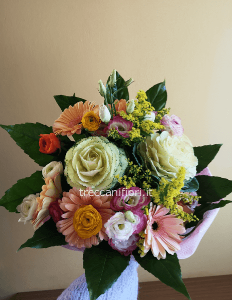 Bouquet con fiori di stagione