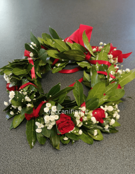 Coroncina d'alloro con roselline e gisophila