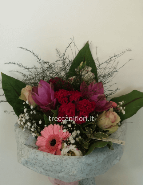 Bouquet misto n3 con fiori freschi di stagione sul rosa