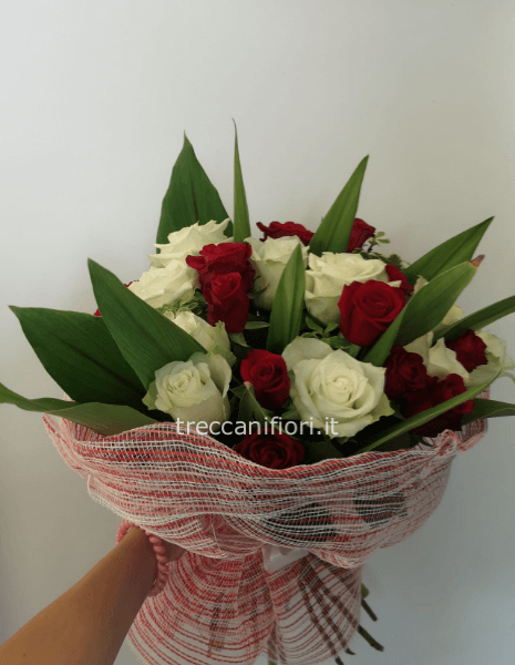 Bouquet con 24 rose bianche e rosse