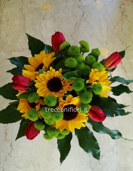 bouquet di girasoli, tulipani e santini
