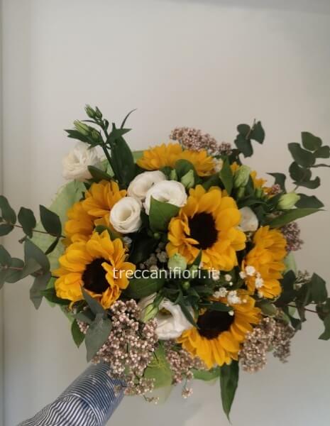 Bouquet con girasoli e lisianthus bianchi