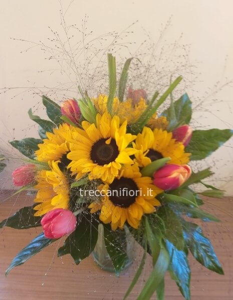 Bouquet con girasoli e tulipani