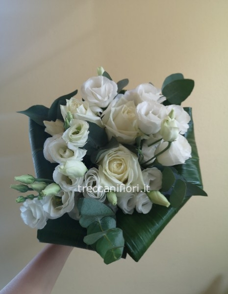 Bouquet bianco con rose e lisianthus