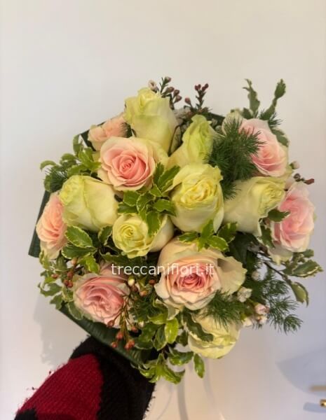 Bouquet con rose rosa e rose bianche (9 rose totali)