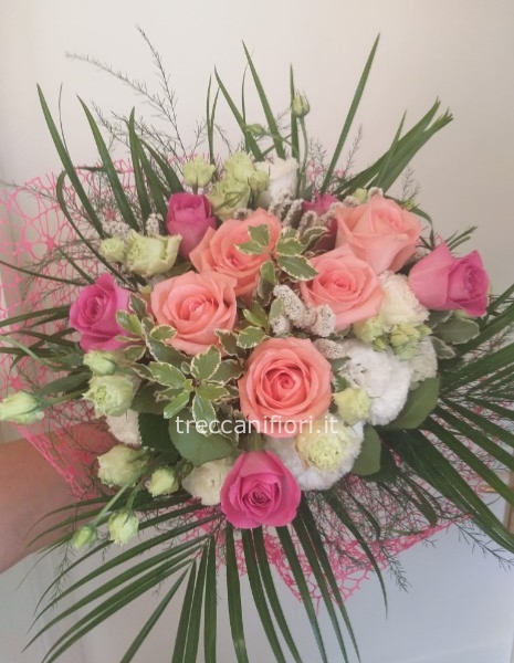 Bouquet di rose rosa e lisianthus bianchi