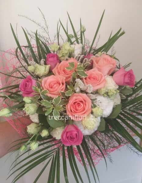 Bouquet di rose rosa e lisianthus bianchi