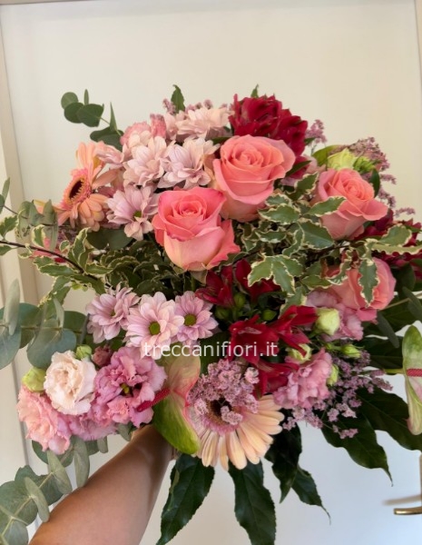Bouquet con rose, alstromeria, gerbere, mazzetteria, anthurium, lisianthus e statice