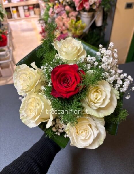 5 rose bianche e 1 rossa